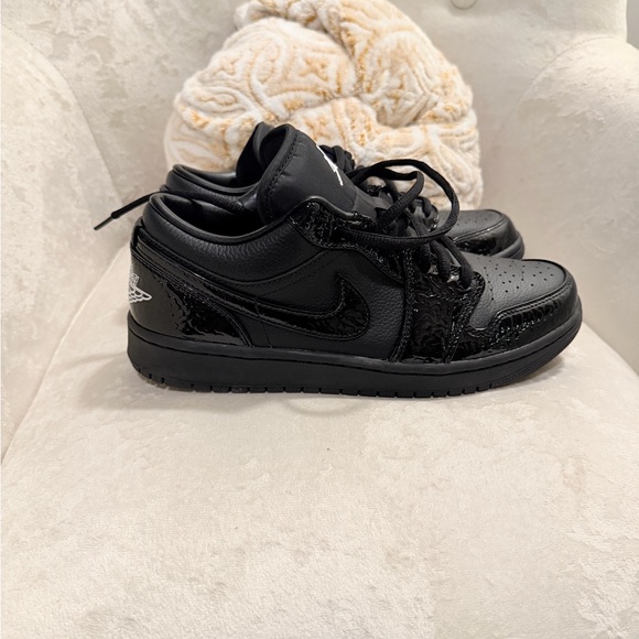 Women’s Air Jordan 1 Low SE - Picture 7 of 7